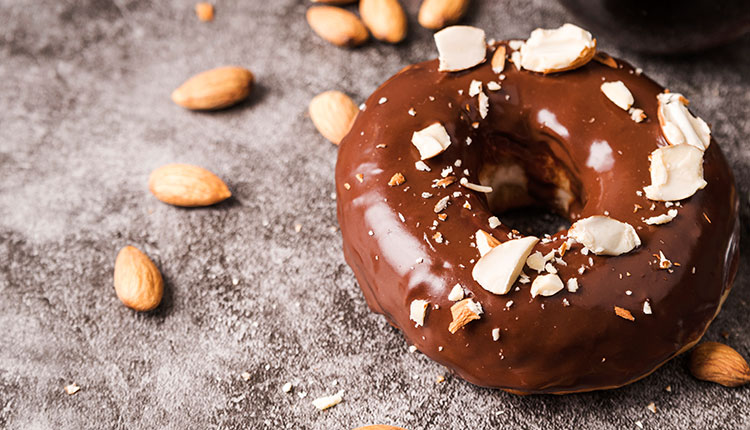 طرز تهیه دونات شکلاتی با شکلات چیپسی قافلانکوه